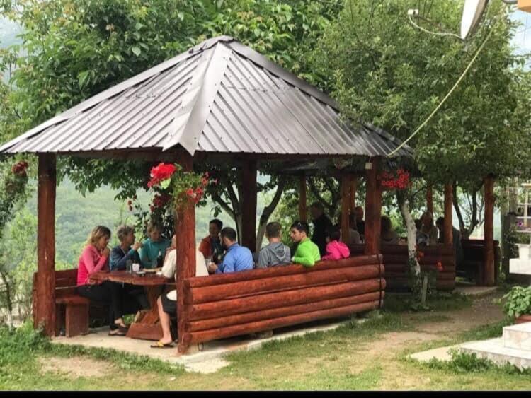 Gusinje Dedushi Guesthouse &Wood Cabins-Camping Place מראה חיצוני תמונה