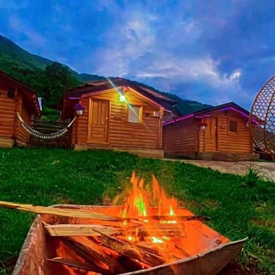 Gusinje Dedushi Guesthouse &Wood Cabins-Camping Place מראה חיצוני תמונה